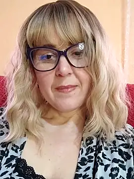Amelialove42 online show from May 8, 1:16 pm