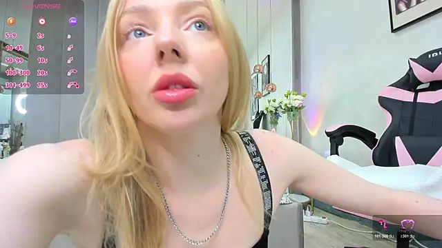 SundyRose online show from November 19, 8:31 pm