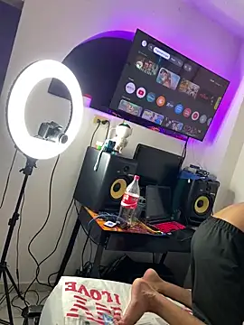 Snapshot of AnyRUSSO chatting on February 14, 4:09 am AnyRUSSO online show from February 14, 4:09 am