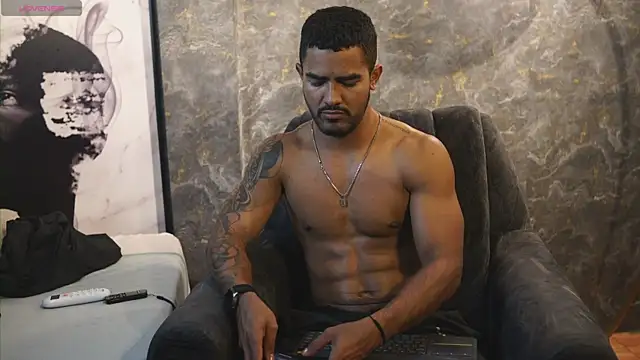 Snapshot of Reik_Vonn chatting on June 13, 3:48 am Reik Vonn online show from June 13, 3:48 am