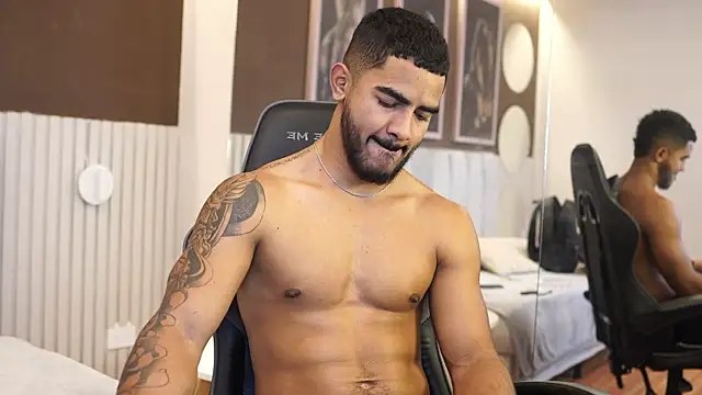 Snapshot of Reik_Vonn chatting on July 15, 12:10 pm Reik Vonn online show from July 15, 12:10 pm