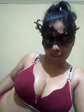 Expose Queen online show from March 15, 4:46 pm