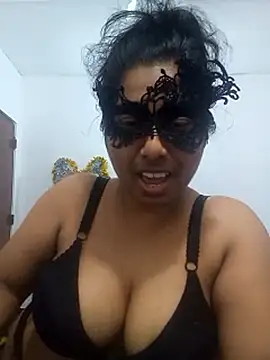 Expose Queen online show from April 16, 5:36 pm