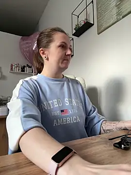 Amy  Leee  online show from April 7, 11:10 am