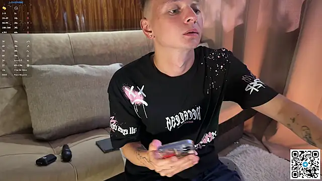 Snapshot of Logan_mett chatting on July 17, 12:23 pm Logan mett online show from July 17, 12:23 pm