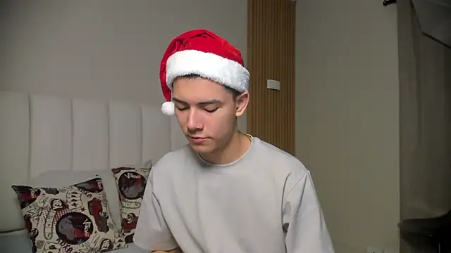 Snapshot of FireGuy_99 chatting on December 18, 12:44 pm FireGuy 99 online show from December 18, 12:44 pm