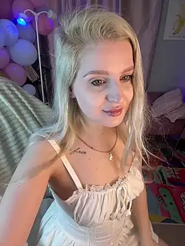 Snapshot of cold_blondie chatting on June 19, 5:23 am cold blondie online show from June 19, 5:23 am