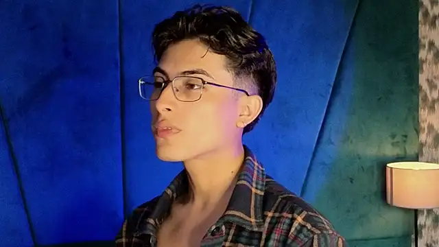 Aaron Eze online show from November 15, 9:11 pm