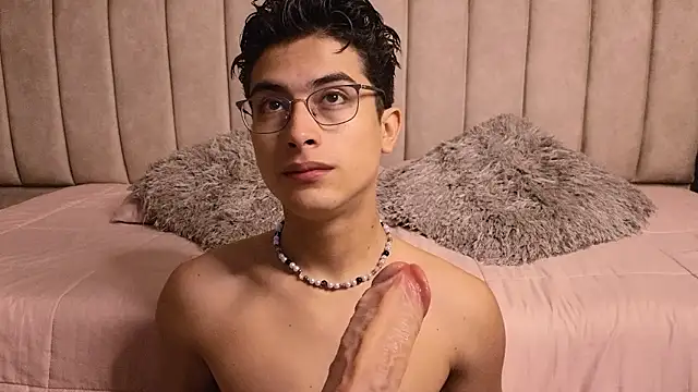 Aaron Eze online show from January 9, 8:10 pm