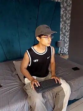 Aaron Eze online show from February 8, 9:40 pm