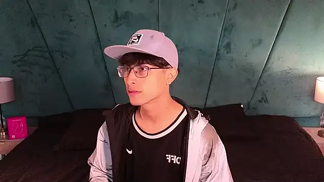 Aaron Eze online show from April 12, 12:32 pm