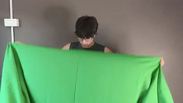 Aaron Eze online show from April 18, 9:48 pm