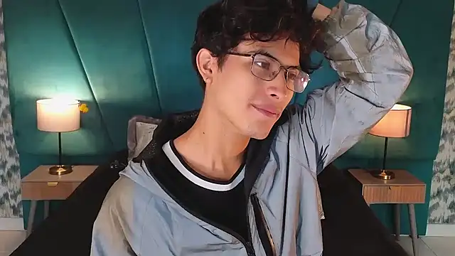 Aaron Eze online show from June 3, 1:03 pm