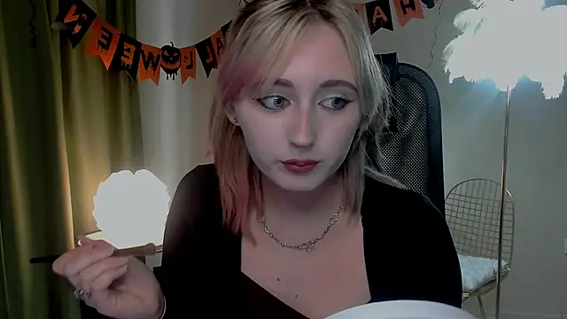 Snapshot of ScarlettScril chatting on October 31, 6:47 am ScarlettScril online show from October 31, 6:47 am