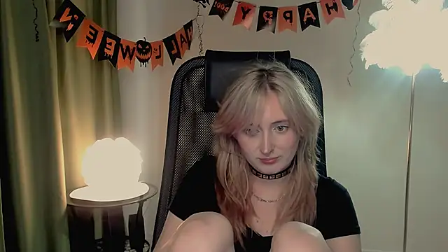 Snapshot of ScarlettScril chatting on November 1, 6:37 am ScarlettScril online show from November 1, 6:37 am