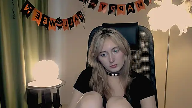 Snapshot of ScarlettScril chatting on November 2, 7:00 am ScarlettScril online show from November 2, 7:00 am