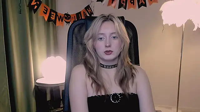Snapshot of ScarlettScril chatting on November 4, 1:21 pm ScarlettScril online show from November 4, 1:21 pm