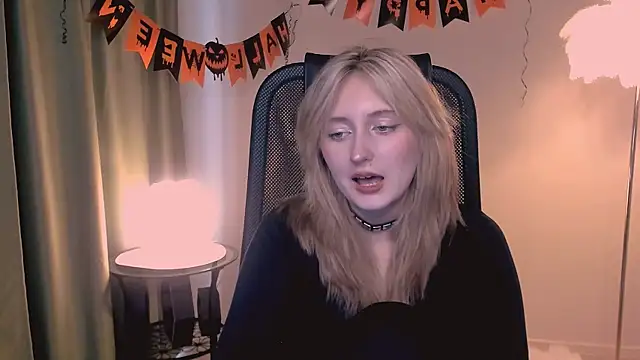 Snapshot of ScarlettScril chatting on November 5, 9:20 am ScarlettScril online show from November 5, 9:20 am