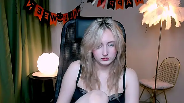 Snapshot of ScarlettScril chatting on November 9, 6:33 am ScarlettScril online show from November 9, 6:33 am