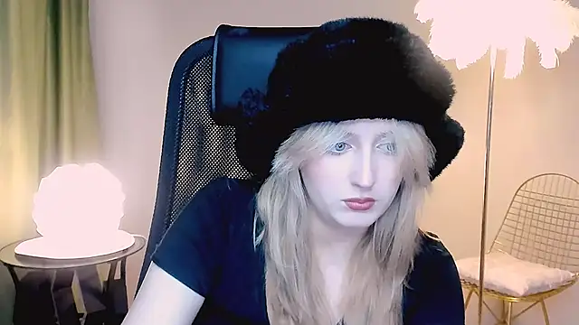 Snapshot of ScarlettScril chatting on November 14, 9:30 am ScarlettScril online show from November 14, 9:30 am