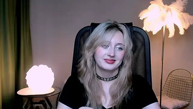 Snapshot of ScarlettScril chatting on November 15, 11:18 am ScarlettScril online show from November 15, 11:18 am