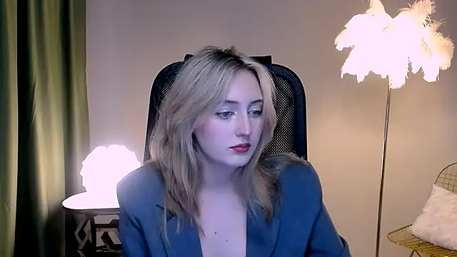 Snapshot of ScarlettScril chatting on November 20, 6:35 am ScarlettScril online show from November 20, 6:35 am