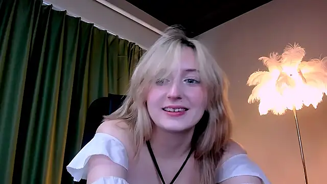 Snapshot of ScarlettScril chatting on November 23, 7:30 am ScarlettScril online show from November 23, 7:30 am
