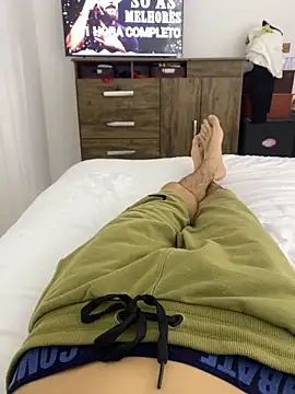 leozin01 online show from November 2, 9:50 pm