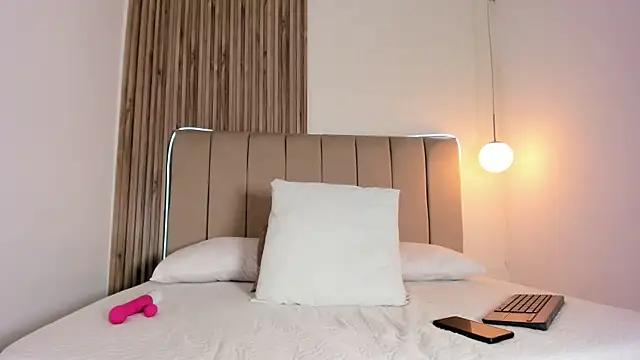 EvaaSinclair online show from March 14, 8:14 pm