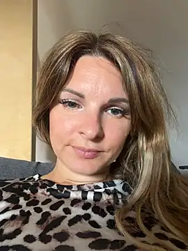 kinkysarahx online show from July 11, 12:30 pm