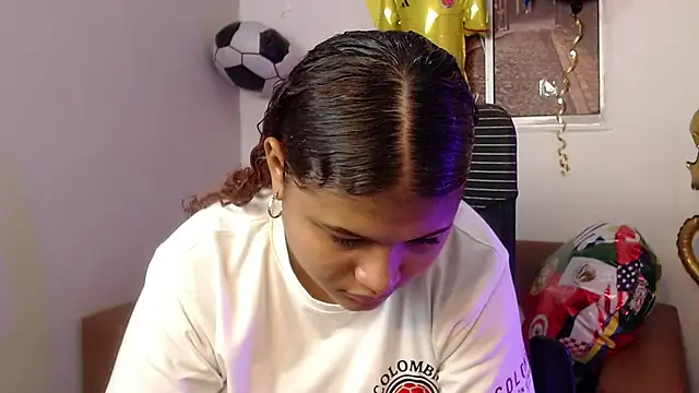 Snapshot of miel_alisha chatting on June 18, 12:20 pm miel alisha online show from June 18, 12:20 pm