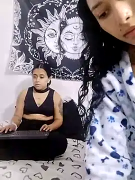 Snapshot of emily_n_abby chatting on April 25, 1:25 pm emily n abby online show from April 25, 1:25 pm