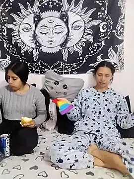 Snapshot of emily_n_abby chatting on April 27, 1:53 pm emily n abby online show from April 27, 1:53 pm