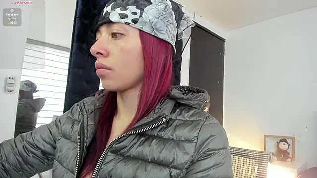 Snapshot of melanie_roux__ chatting on April 28, 12:21 pm melanie roux online show from April 28, 12:21 pm