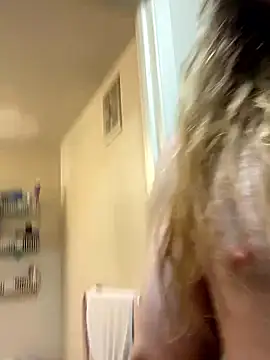 Snapshot of LSDsexslave chatting on April 5, 10:40 pm LSDsexslave online show from April 5, 10:40 pm