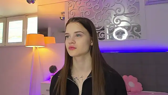 LuisaClover online show from March 8, 1:15 pm