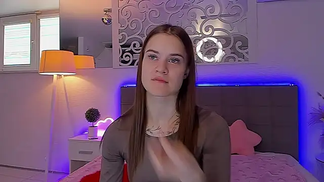 LuisaClover online show from April 17, 12:08 pm