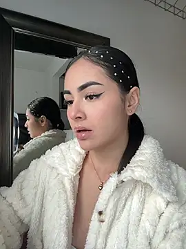 IslaCole online show from February 6, 10:35 pm