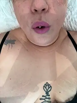 Rheetnena1 online show from March 21, 2:42 pm