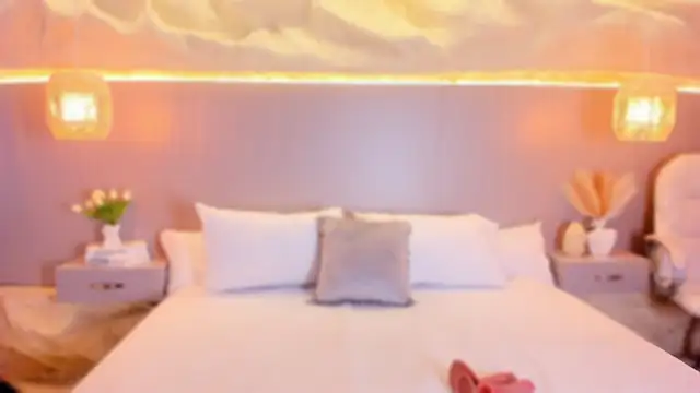 AmyColman  online show from March 31, 12:05 pm