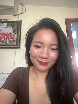 Snapshot of Bee_Yellow00 chatting on April 23, 3:41 am Bee Yellow00 online show from April 23, 3:41 am
