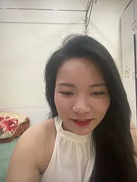 Snapshot of Bee_Yellow00 chatting on April 24, 4:59 am Bee Yellow00 online show from April 24, 4:59 am