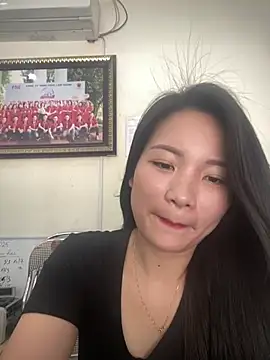 Snapshot of Bee_Yellow00 chatting on April 25, 4:26 am Bee Yellow00 online show from April 25, 4:26 am