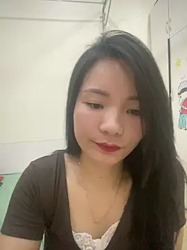Snapshot of Bee_Yellow00 chatting on April 28, 4:50 am Bee Yellow00 online show from April 28, 4:50 am