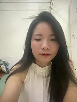 Snapshot of Bee_Yellow00 chatting on May 4, 4:41 am Bee Yellow00 online show from May 4, 4:41 am