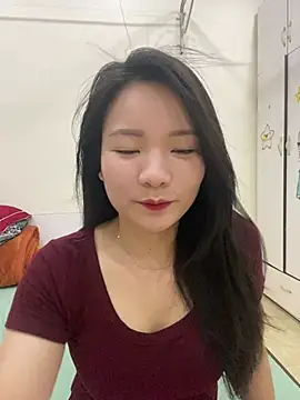 Snapshot of Bee_Yellow00 chatting on May 6, 4:41 am Bee Yellow00 online show from May 6, 4:41 am