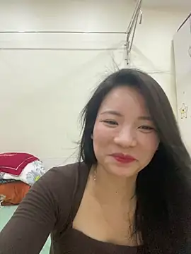 Snapshot of Bee_Yellow00 chatting on May 7, 4:29 am Bee Yellow00 online show from May 7, 4:29 am