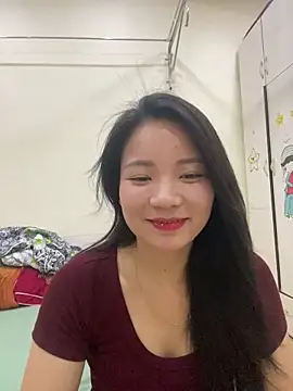 Snapshot of Bee_Yellow00 chatting on May 8, 4:40 am Bee Yellow00 online show from May 8, 4:40 am