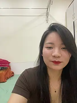 Snapshot of Bee_Yellow00 chatting on May 9, 4:39 am Bee Yellow00 online show from May 9, 4:39 am