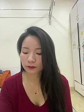 Snapshot of Bee_Yellow00 chatting on May 12, 4:42 am Bee Yellow00 online show from May 12, 4:42 am